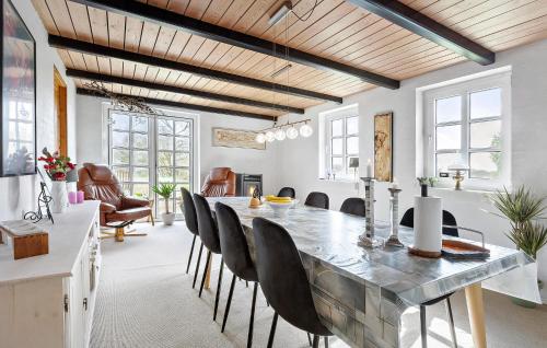 Χώρος καθιστικού στο 5 Bedroom Gorgeous Home In Thyholm