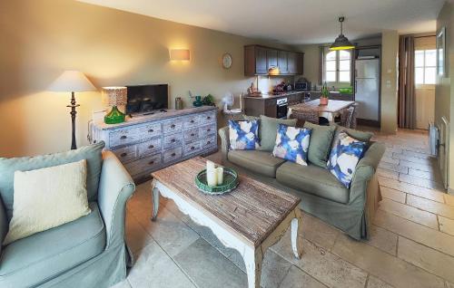 un salon avec deux canapés et une table basse dans l'établissement Nice Home In Saint-Laurent-De-La-Ca, à Saint-Laurent-de-la-Cabrerisse