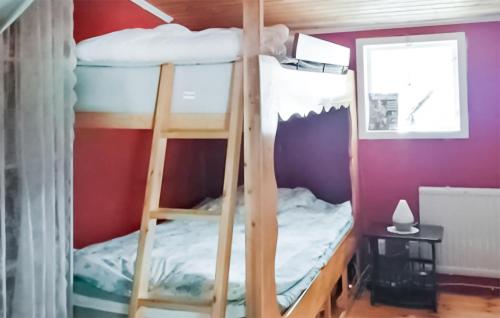 a bunk bed room with two bunk beds and a window at Nice Home In Bollstabruk With House Sea View in Bollstabruk