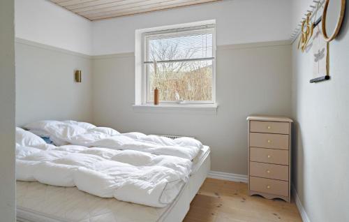 Habitación blanca con cama y ventana en Pet Friendly Home In Hurup Thy With House Sea View, en Doverodde