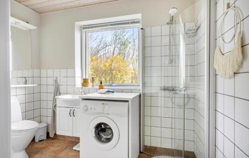 y baño blanco con lavadora. en Pet Friendly Home In Hurup Thy With House Sea View, en Doverodde