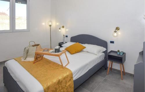 ein Schlafzimmer mit einem Bett und einem Tisch darauf in der Unterkunft Nice Home In Santa Maria Del Focall With Wifi in Santa Maria Del Focallo