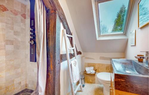 ein Bad mit einer Leiter zu einem WC und einem Fenster in der Unterkunft Stunning Home In Livarot-pays-dauge With Sauna in Sainte-Marguerite-des-Loges