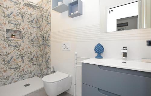 ein Bad mit einem WC und einem Waschbecken in der Unterkunft Nice Home In Santa Maria Del Focall With Wifi in Santa Maria Del Focallo