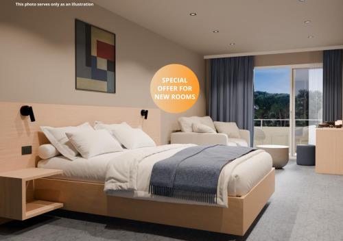 ビオグラード・ナ・モルにあるHotel Adria - All inclusiveのベッドルーム(大型ベッド1台、ソファ付)