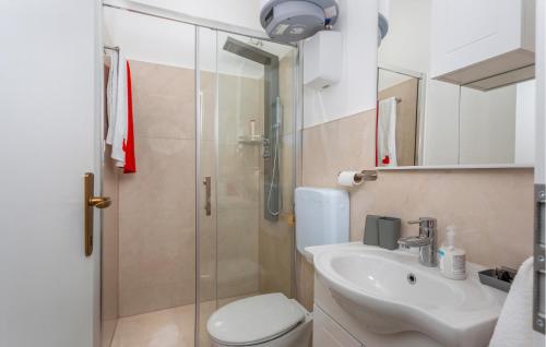 La salle de bains est pourvue d'une douche, de toilettes et d'un lavabo. dans l'établissement Beautiful Apartment In Bakar With House A Panoramic View, à Bakar
