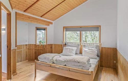 Un pat sau paturi într-o cameră la Nice Home In Bog By With Wifi
