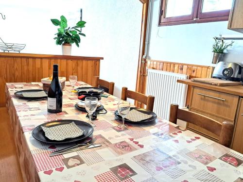 - une table avec une bouteille de vin et des verres dans l'établissement Appartement T3 cosy pour 8 pers. à Pra-Loup, à 50m des pistes avec balcon et parking privé - FR-1-165A-78, à Uvernet
