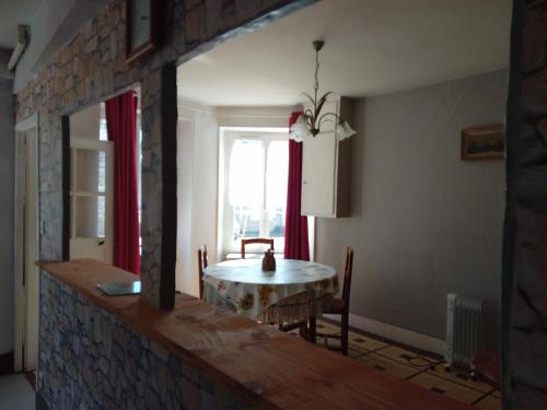 a dining room with a table and a window at Varzyfiz in Varzy