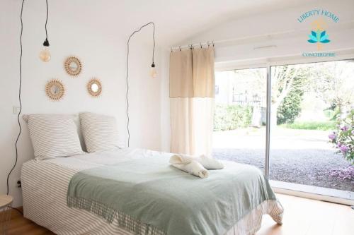 a bedroom with a bed with a stuffed animal on it at Le 17M - Maison Basque d'Occitanie Clim Jardin Parking in Castelginest