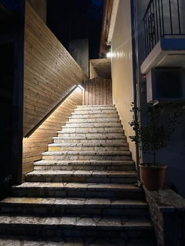 un escalier avec une lumière en haut dans l'établissement 4 MOUNTAIN HILLS, à Méga Khoríon