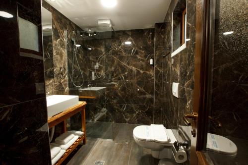 Ένα μπάνιο στο Rose Garden Hotel
