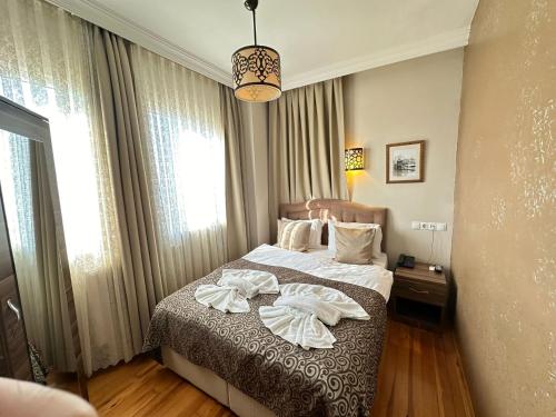 イスタンブールにあるホテル ブハラ ファミリー インのベッドルーム1室(タオル付)