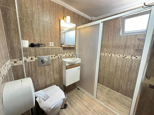 y baño con aseo, lavabo y ducha. en Hotel Buhara Family Inn, en Estambul