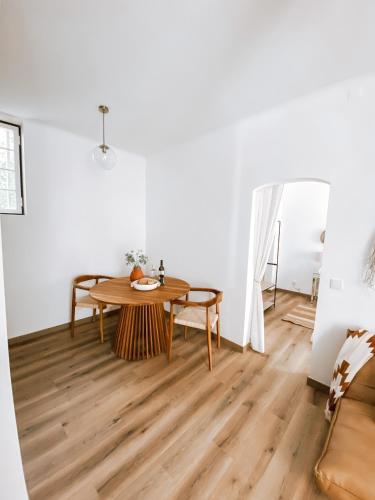 un salon avec une table et un canapé dans l'établissement Casa SaloYa - Sintra Historical Center, à Sintra