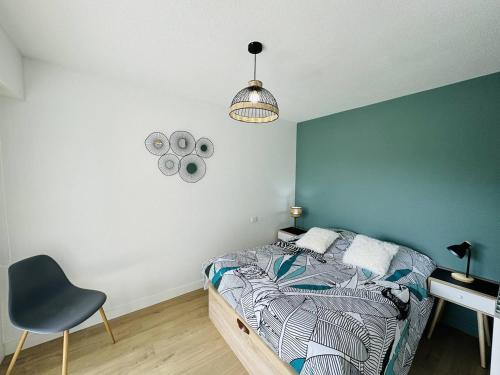 une chambre avec un lit, un bureau et une chaise dans l'établissement Appartement confortable, 2 chambres, proche plage, à Carnac