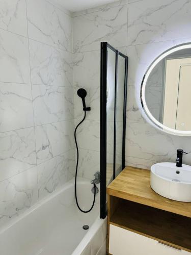 une salle de bain avec douche et lavabo dans l'établissement Appartement confortable, 2 chambres, proche plage, à Carnac