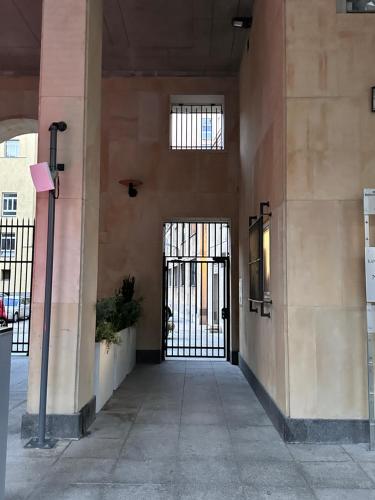 an empty hallway with a door in a building at Bez Kantów Art Rooms in Warsaw