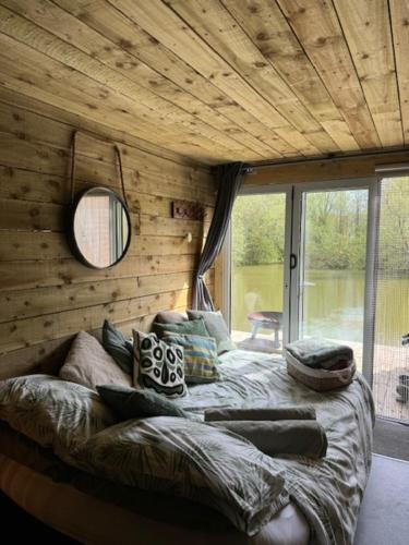 ein Schlafzimmer mit einem Bett und einer Couch in einem Zimmer in der Unterkunft The Retreat in Ditchling