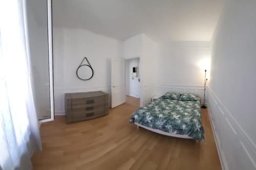 1 dormitorio con 1 cama y vestidor en TM Appartement chouette, en Vitry-sur-Seine