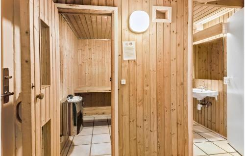 Bøtø ByにあるLovely Home In Vggerlse With Wifiのバスルーム(木製の壁、シンク付)
