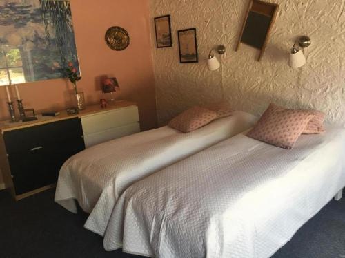 a bedroom with two twin beds in a room at Keisergården in Nørre Alslev