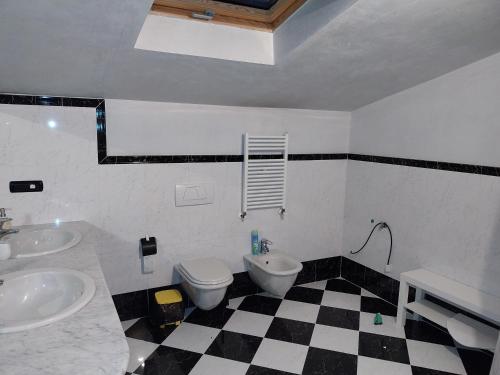 ein Bad mit einem WC und einem Waschbecken in der Unterkunft Bed & Breakfast Il PIGNOMO in Villar Dora
