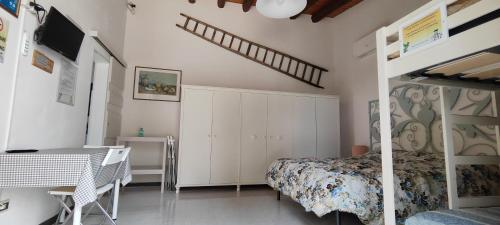 um quarto com uma cama, uma mesa e uma secretária em Voscenza Benerica em Vittoria