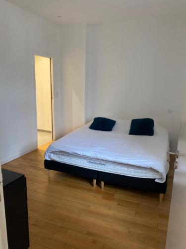 Giường trong phòng chung tại SUPER Appartement Paris 17 BROCHANT