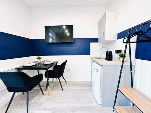 a kitchen and dining room with a table and chairs at London City Center Studio, Top Spot in London