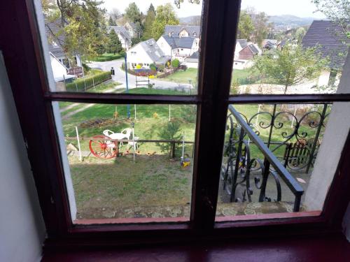 a window view of a yard from a house at Gasthof Oberschmiede in Auf der Wiese