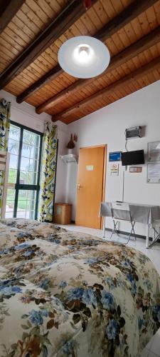 a bedroom with a large bed in a room at Voscenza Benerica in Vittoria