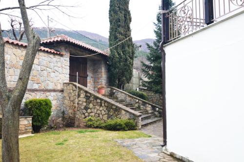 una casa de piedra con escaleras a la entrada en Villa Luxury Paradise Kastoria, en Lithiá