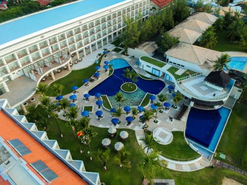  Elle offre une vue aérienne sur un hôtel doté d'une piscine. dans l'établissement Marupiara Resort, à Porto de Galinhas
