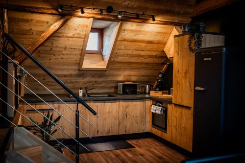 - une cuisine avec des murs en bois et un escalier dans une cabine dans l'établissement GITES DES ALSACIENNES - loft climatisé dans une maison alsacienne de plus de 400 ans - 2 vélos inclus - WIFI, à Dachstein