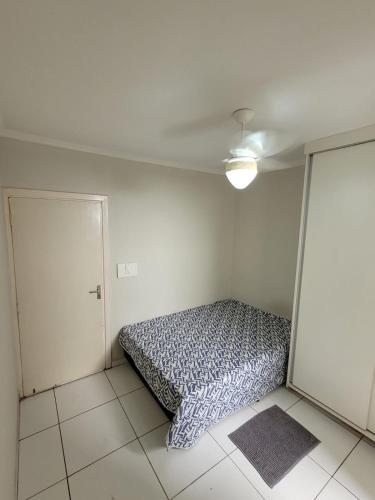 a bedroom with a bed in the corner of a room at Kitnet melhor localização zona norte in Ribeirão Preto