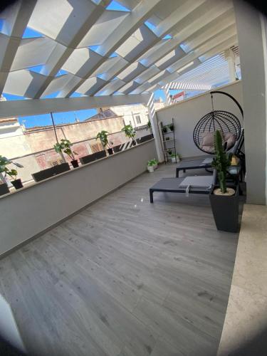 a room with a balcony with a table and chairs at La Maison de Rosaline Rooms in Barletta