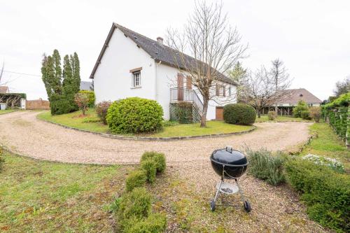 a bbq grill in front of a house at Laelydi in Amboise