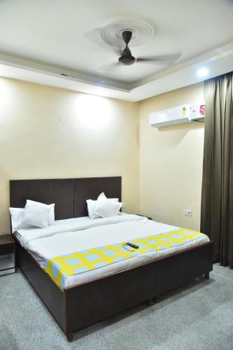 een slaapkamer met een groot bed in een kamer bij Hotel Wedlock Medanta in Gurgaon
