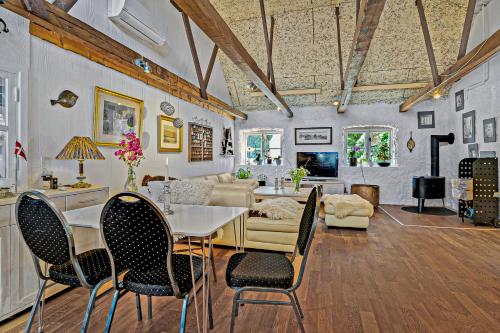 - un salon avec une table, des chaises et un canapé dans l'établissement Keisergården, à Nørre Alslev