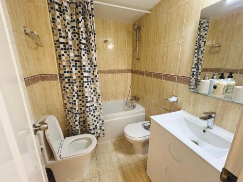 łazienka z toaletą i umywalką w obiekcie Rosaleda 1 w mieście Denia