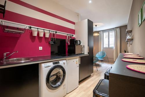 une cuisine avec une machine à laver et un évier dans l'établissement L'Acapulco, Charmant T1, Clim, Place Comédie, à Montpellier
