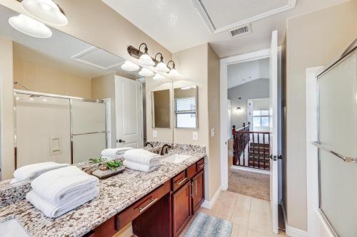 baño con 2 lavabos y espejo grande en Expansive Mesa Retreat with Private Outdoor Pool! en Mesa