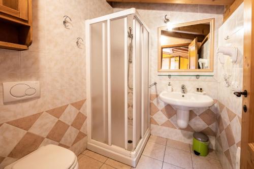 Quinto di ValpantenaにあるAgriturismo il Porcellinoのトイレと洗面台付きのバスルーム