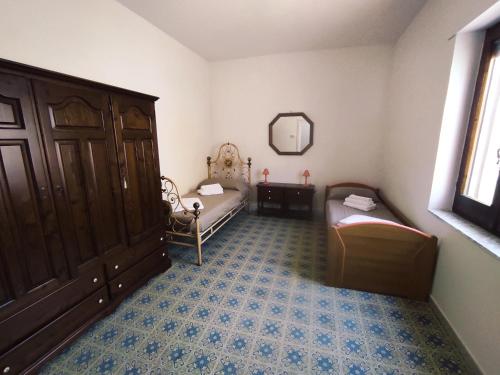 a small room with a bed and a mirror at Residenza Tata Annita in Sorso