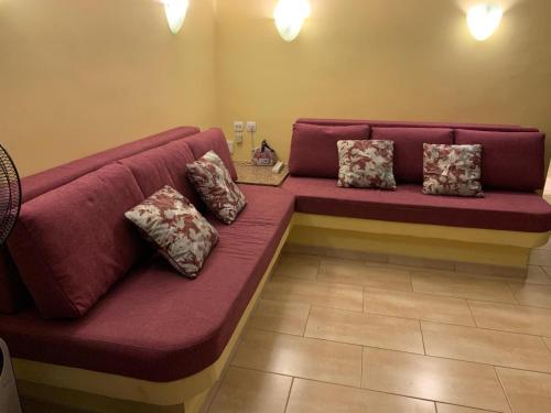 eine lila Couch mit Kissen darauf in einem Zimmer in der Unterkunft CERCA PLAYA - 6 PERSONAS - IDEAL FAMILIAS in Playa del Ingles
