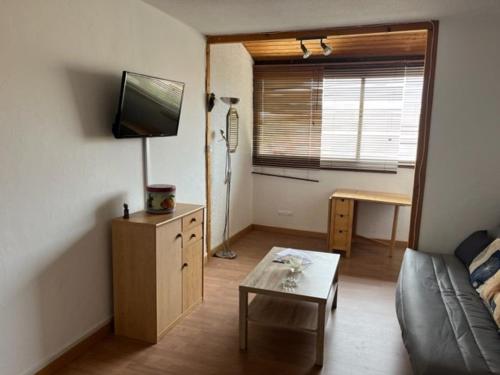 un salon avec un canapé et une table dans l'établissement Studio 5 personnes, plage à deux pas, parking gratuit - FR-1-749-20, au Cap d'Agde