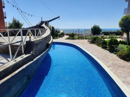 Una gran piscina azul al lado de un edificio en Fort Noks SP apartments-Elenite, en Elenite