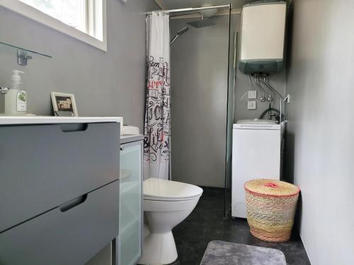 uma casa de banho com um WC e um chuveiro em Nice holiday home at Gotlands most child-friendly beach outside Slite em Slite