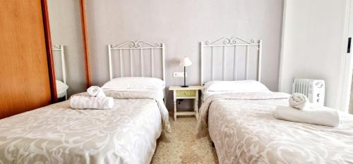 ein Schlafzimmer mit 2 Betten und Handtüchern darauf in der Unterkunft Coblanca 3 in Benidorm
